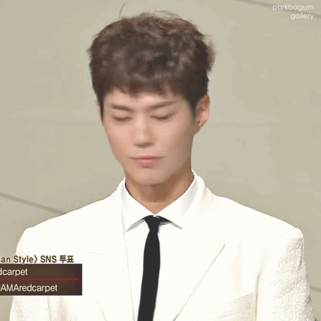 박보검 어제자 흰수트, 레드카펫 입장.gif | 인스티즈