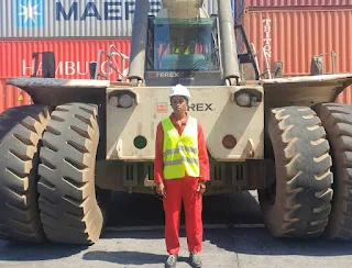 « C’est une très grande fierté pour moi d’être la première femme conductrice de reach stackers à Moroni Terminal»
