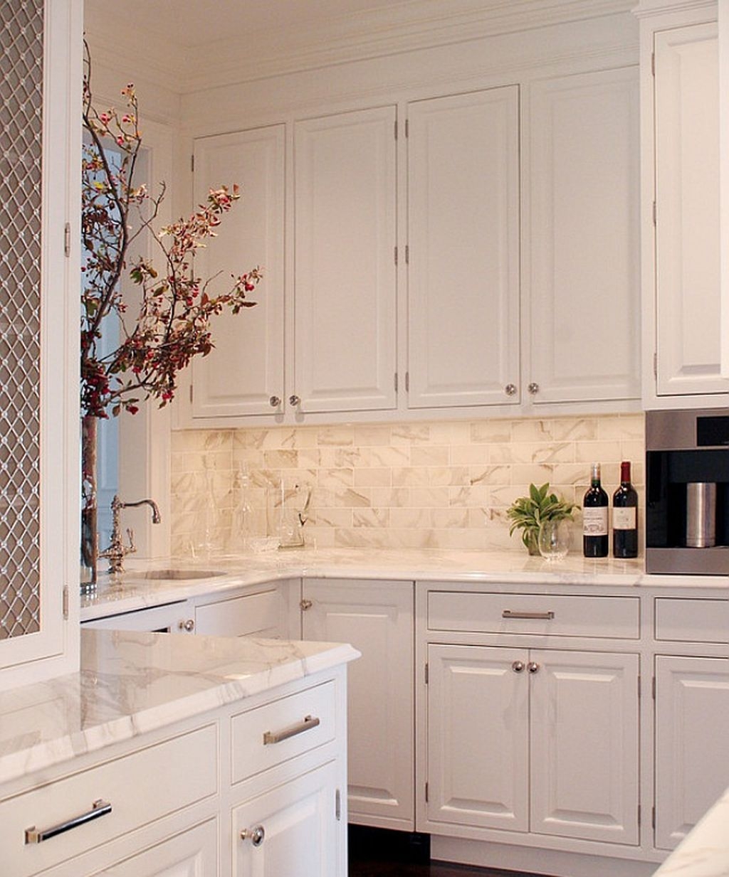 светлые кухни в современном стиле. фартук для светлой кухни. кухня с белыми фасадами. фартук для светлой кухни. кухня угловая неоклассика беж.