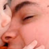 PARECE APENAS MAIS UMA FOTO DE UM PAI BRINCANDO COM O PRÓPRIO FILHO, CERTO? MAS ESSA IMAGEM ESCONDE ALGO CHOCANTE