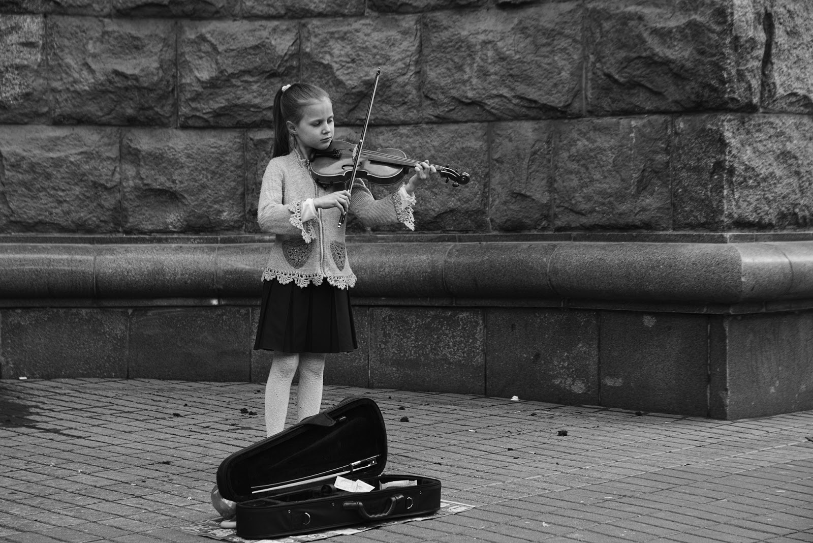 Мальчик искал скрипку. Девушки со скрипкой. Девочка со скрипкой. Фотосессия со скрипкой. Девочка черно белая.