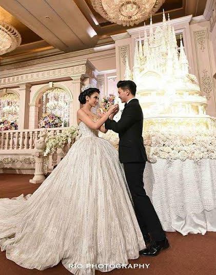 Wow! Check out this Indonesian couple and their magnificient castle cake