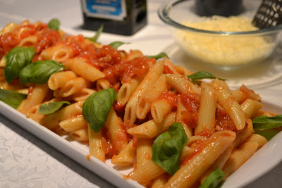 Penne, molho de tomates frescos e manjericão