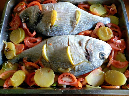 DORADAS AL HORNO CON PATATAS Y VERDURAS