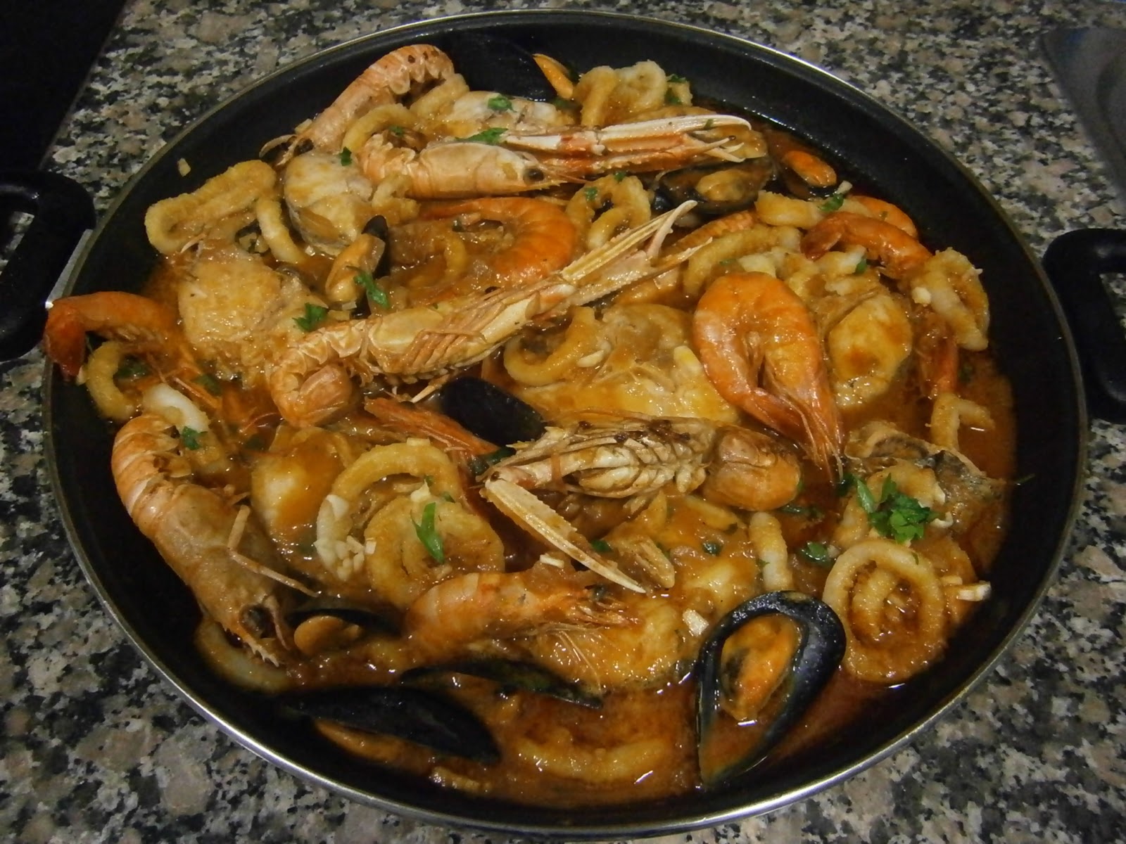 OSUKAA IS COOKING ZARZUELA DE PESCADO Y MARISCO / SEAFOOD ZARZUELA