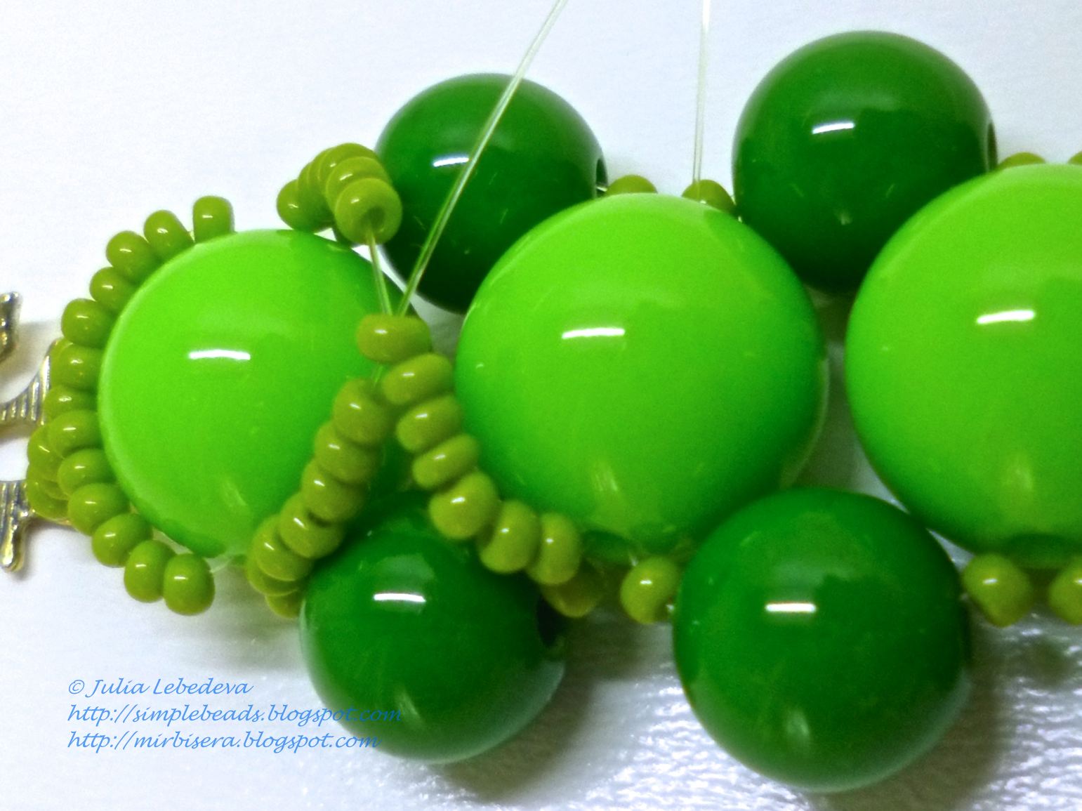 оплетенный риволи 27 мм. плетеные шары из бусин. шарики фуллерены из бисера. оплетение бусины 12 мм бисером. самая огромная бусина.