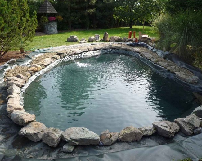 Trải màng chống thấm HDPE giữ nước ao cá