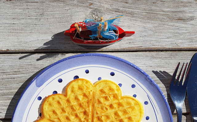 Schnelles Waffel-Rezept mit wenig Zucker. Mal schnell Waffeln backen, das geht nicht nur am schwedischen Waffel-Tag, dem "Våffeldagen".