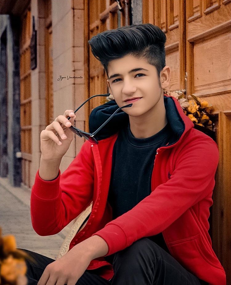 Tarun Kinra is a young famous Indian TikTok star. 
