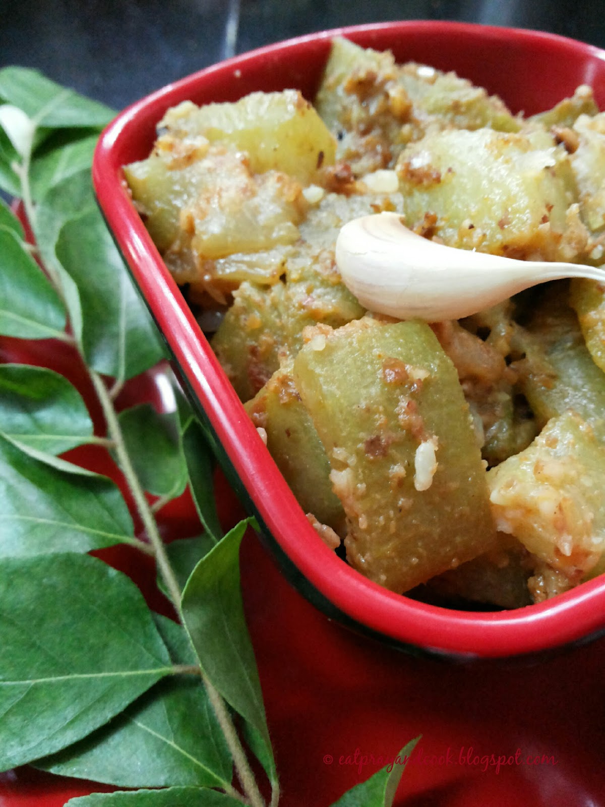 Sorakkai / Bottle Gourd Poriyal with Peanuts