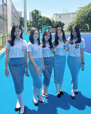 Siswi SMA seksi pakai rok SPAN baju pendek