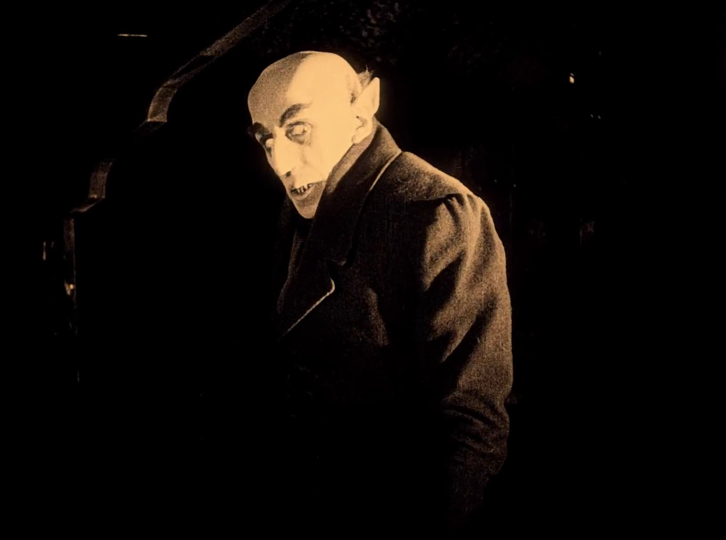 Nosferatu (1922) [BDRip/1080p][Muda/ Subt][Terror][1,41GB][MG]  Vlcsnap-2021-10-01-21h03m26s852