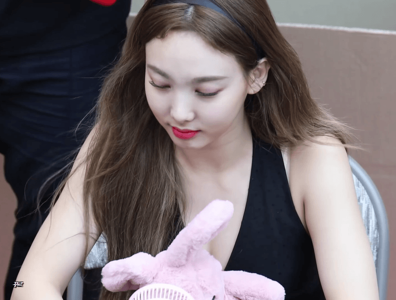 의식하는 트와이스 나연