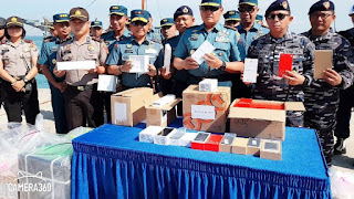TNI AL Bekuk Penyelundup 20 Ribu Hp dari Singapura TNI AL Bekuk Penyelundup 20 Ribu Hp dari Singapura