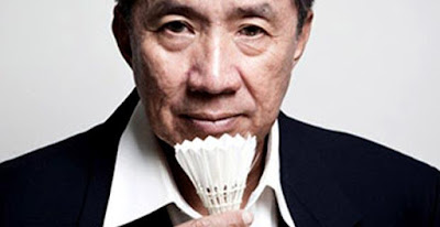  Biografi Rudy Hartono      Rudy Hartono Kurniawan lahir dengan nama Nio Hap Liang adalah salah satu mantan pemain bulu tangkis Indonesia yang namanya pernah diabadikan dalam Guiness Book of World Records pada tahun 1982 karena berhasil membawa Indonesia meraih juara All England delapan kali dan memenangkan Thomas Cup sebanyak empat kali. Rudy Hartono yang juga pernah dinobatkan sebagai salah satu Asian Heroes kategori Athletes & Explorers versi Majalah Time ini merupakan anak ketiga dari 9 bersaudara dengan ayah Zulkarnaen Kurniawan. Dua kakak Rudy, Freddy Harsono dan Diana Veronica juga pemain olahraga bulu tangkis meskipun baru pada tingkat daerah.     Ketika kecil, Rudy tertarik untuk mengikuti beragam cabang olahraga di sekolahnya. Di SD, Rudi menyukai berenang, kemudian di SMP, ia suka bermain bola voli, dan di SMA, ia menjadi pemain sepak bola yang baik. Meski demikian, bulu tangkis menjadi minatnya yang paling besar. Ayah Rudy yang juga pernah bermain bulu tangkis di kompetisi kelas utama di Surabaya ini menyadari bakat Rudi ketika usianya menginjak 11 tahun. Rudy pun mulai dilatih secara sistematik pada Asosiasi Bulu Tangkis Oke yang didirikan oleh Zulkarnain sendiri pada tahun 1951 dengan pola latihan yang telah ditentukan oleh ayahnya. 