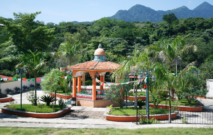 Pueblos de la sierra: Plaza de Fortuna de Vallejo.