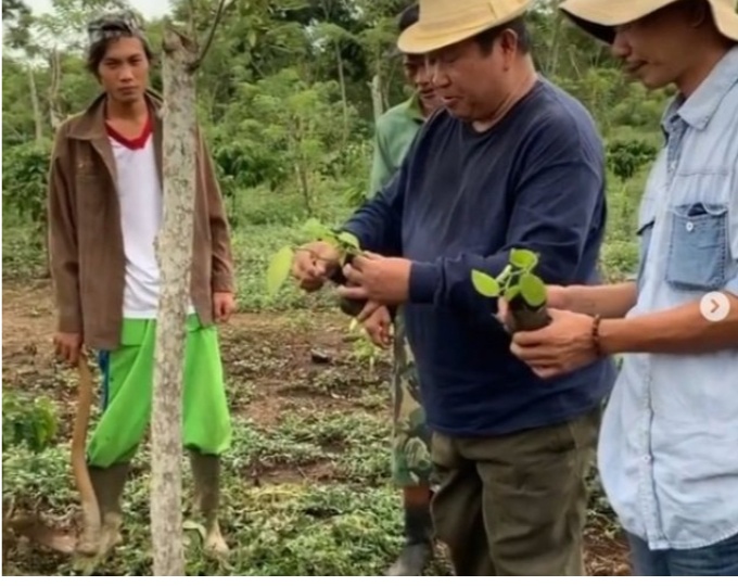 4d9406bb b5e1 4f50 a503 d4388a1149d9 Menjadi "Petani", Penampilan Para Jenderal Polisi Ini Tetap Gagah Berwibawa