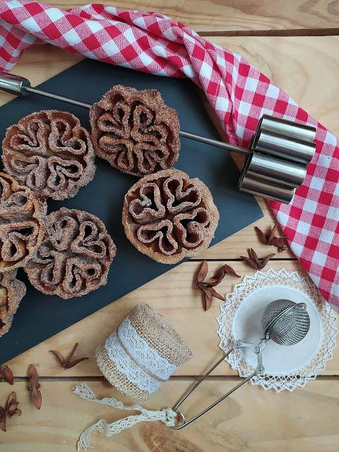 Flores fritas. Receta tradicional de Cuaresma, Semana Santa y Carnaval. Repostería de sartén Dulces fritos Flores extremeñas, manchegas Pascua Cuca