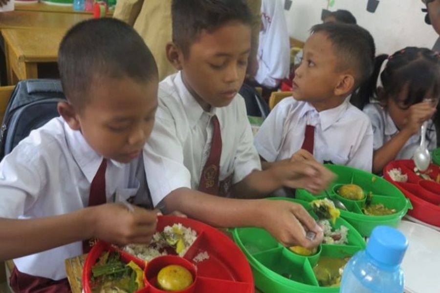 Mengajarkan Pendidikan Gizi melalui Modifikasi Makanan di Desa Cikoneng