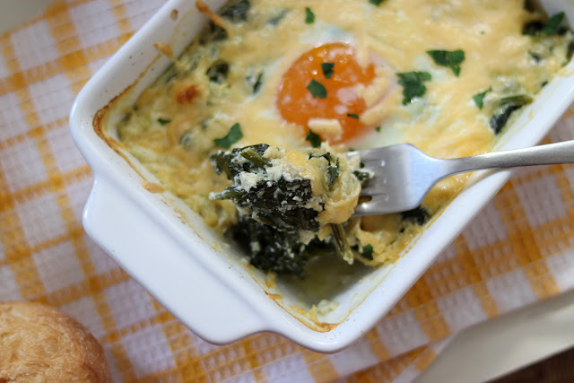 Шпинат запеченный со сливками, сыром и яйцом