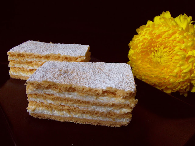 Prăjitură cu foi cu suc de roşii şi cremă de brânză