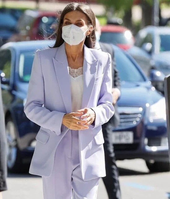 Queen Letizia wore a blue suit (blazer and pants) from Bleis Madrid. The Queen wore a white lace trim camisole tank top from Zara