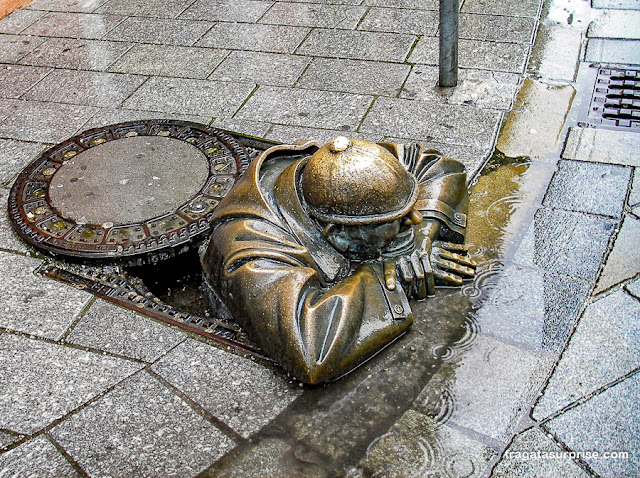Cumil ou Observador, estátua no Centro Histórico de Bratislava