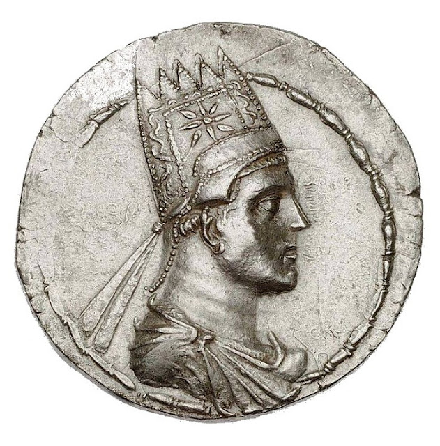 Артавазд II, царь Армении (56–34 годы до н э.) на чеканенной им серебряной монете. Царь брит по эллинистической моде, что отражает его увлечение греческой культурой, но в то же время носит восточную тиару, являвшуюся знаком его власти. commons.wikimedia.org