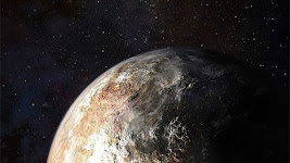 Detalles de la superficie de Plutón, donde se aprecian manchas de unos quinientos kilómetros