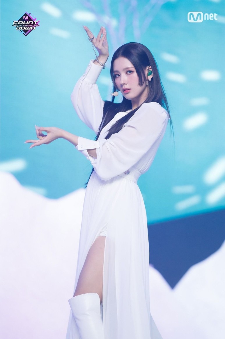 어제자 그동안 한풀이 하는 것 같았던 여자아이들 무대 | 인스티즈