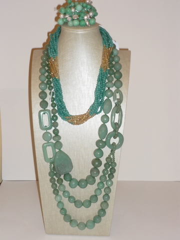 Collana Rosa E Gialla Dalle Pietre Preziose Naturali Immagine Stock - Immagine di decorazione