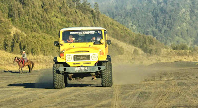 Jeep di dekat kawwah gunung bromo bisa sewa di 1001Panduan Turis