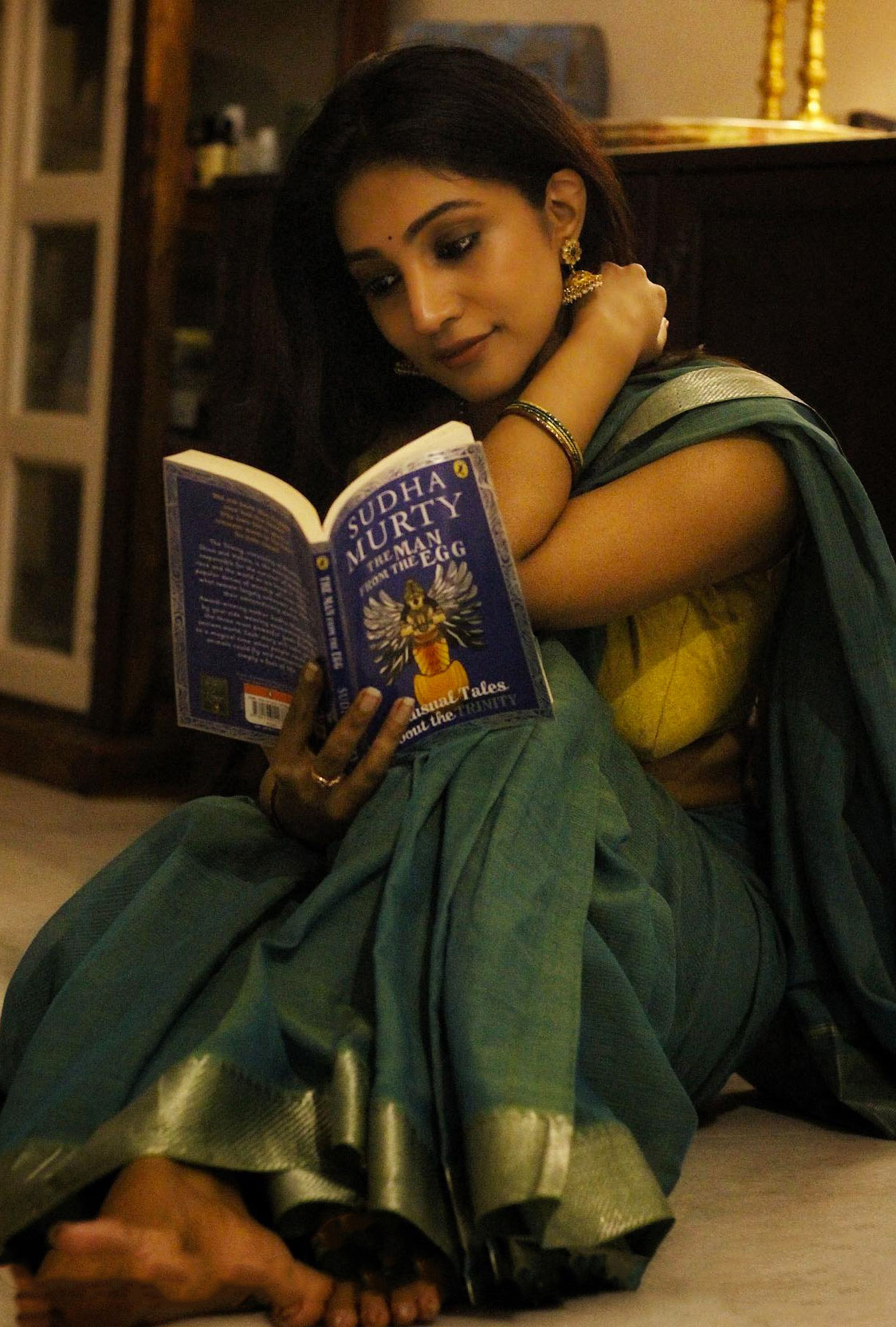 Bommu Lakshmi in green saree photos pics