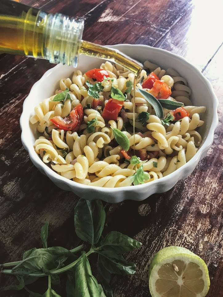 Ricette Pasta Fredda Estiva Insalata di Pasta Mediterranea con Erbe
