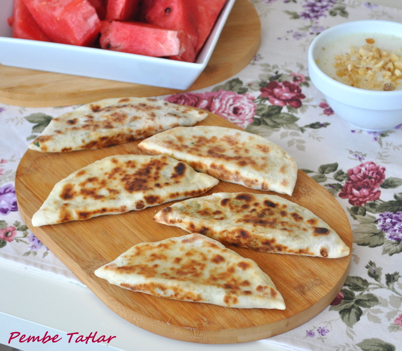 Pembe Tatlar Çiriş Otlu Saç Böreği