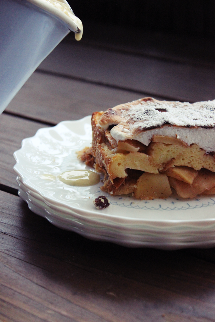 Scheiterhaufen mit Schneehaube und Vanillesauce