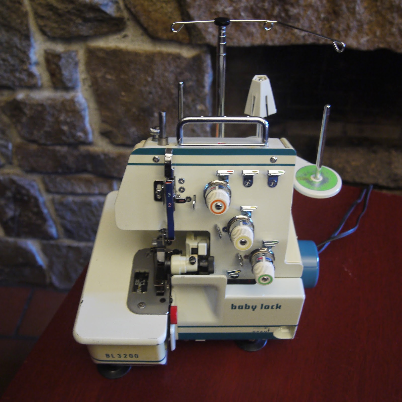 Оверлок juki 735. 4-х ниточный шов на оверлоке. Оверлок aurora 640d. Оверлок juki 735. Сборка ткани.