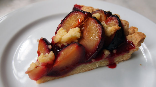 Food Jones: Zwetschgendatschi... a German style plum tart