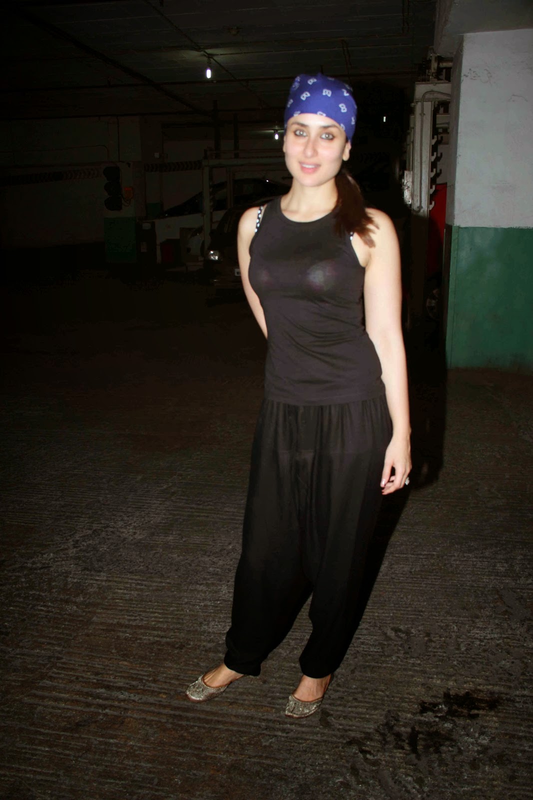 High Quality Bollywood Celebrity Pictures Kareena Kapoor Flashing Her 