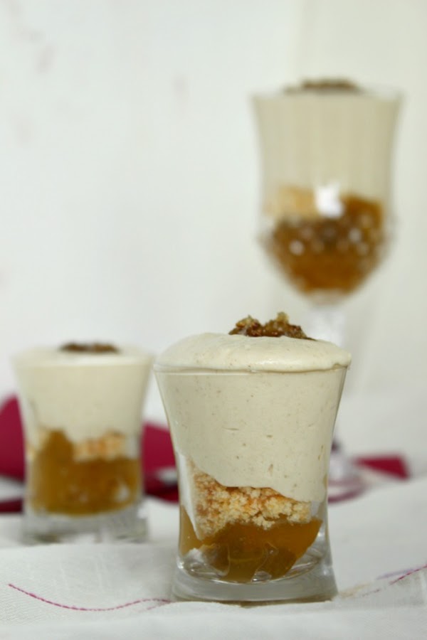 Vasitos con mermelada de ciruelas, crumble, mousse de boletus y caramelo de pistacho.MaraEnGredosFoodBlog.
