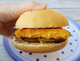 Rezept: Fischbrötchen für Kinder, Teil 1 - "Fiete" mit Fischstäbchen. Mit dänischem Gurkensalat, Remoulade und Röstzwiebeln zubereitet, ist das Fischbrötchen ein Genuss!