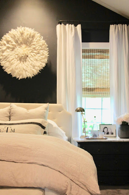 Bedroom with juju hat. Cozy cottage style with black and white in a lake house byy Sweet Savannah. Modern farmhouse meets coastal cottage style! #cottagestyle #modernfarmhouse #interiordesign #rusticdecor #coastalcottage