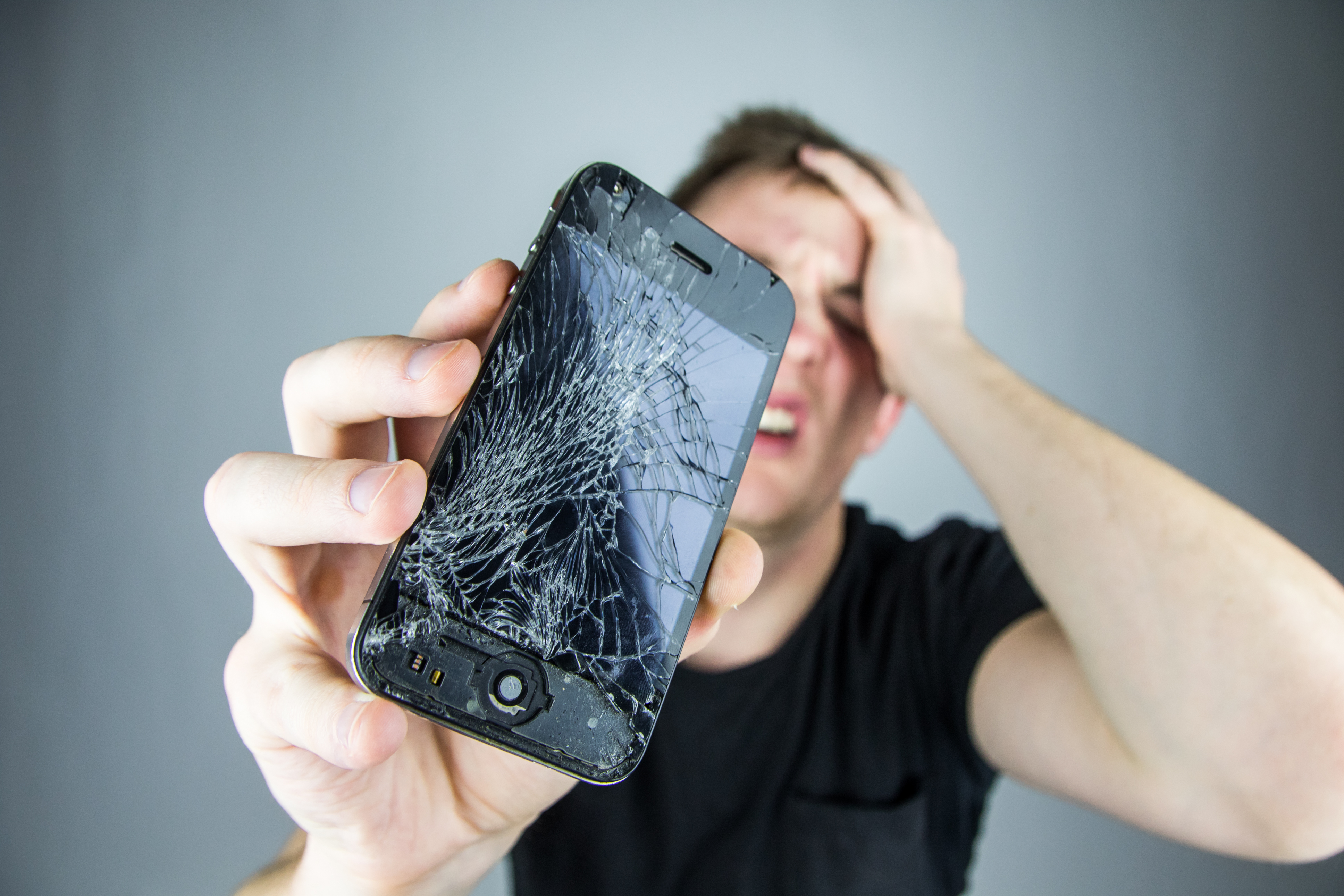 Купить разбитый телефон. Разбитый смартфон. Сломанный смартфон. Разбитый экран смартфона.
