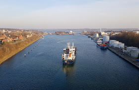 7 Lieblingsplätze zum Schiffe gucken in Kiel. Wir Küstenkinder lieben es, dem Schiffsverkehr auf der Kieler Förde und dem Nord-Ostsee-Kanal zuzusehen! Auf Küstenkidsunterwegs verrate ich Euch die besten Stellen und Aussichtspunkte für die Schiffsbeobachtung in Kiel und Umgebung!