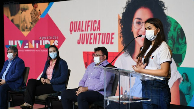 João Azevêdo lança programa de qualificação profissional em abertura do Mês da Juventude