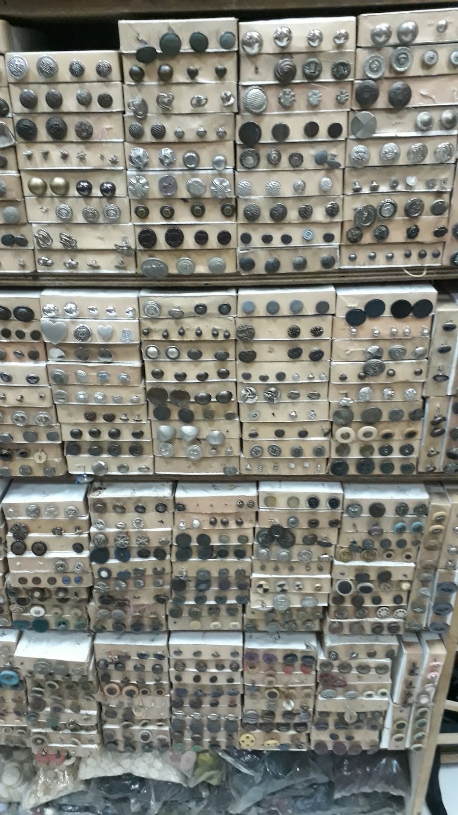 Mampir di Toko Maju Mayestik; Yang Terselip Diantara