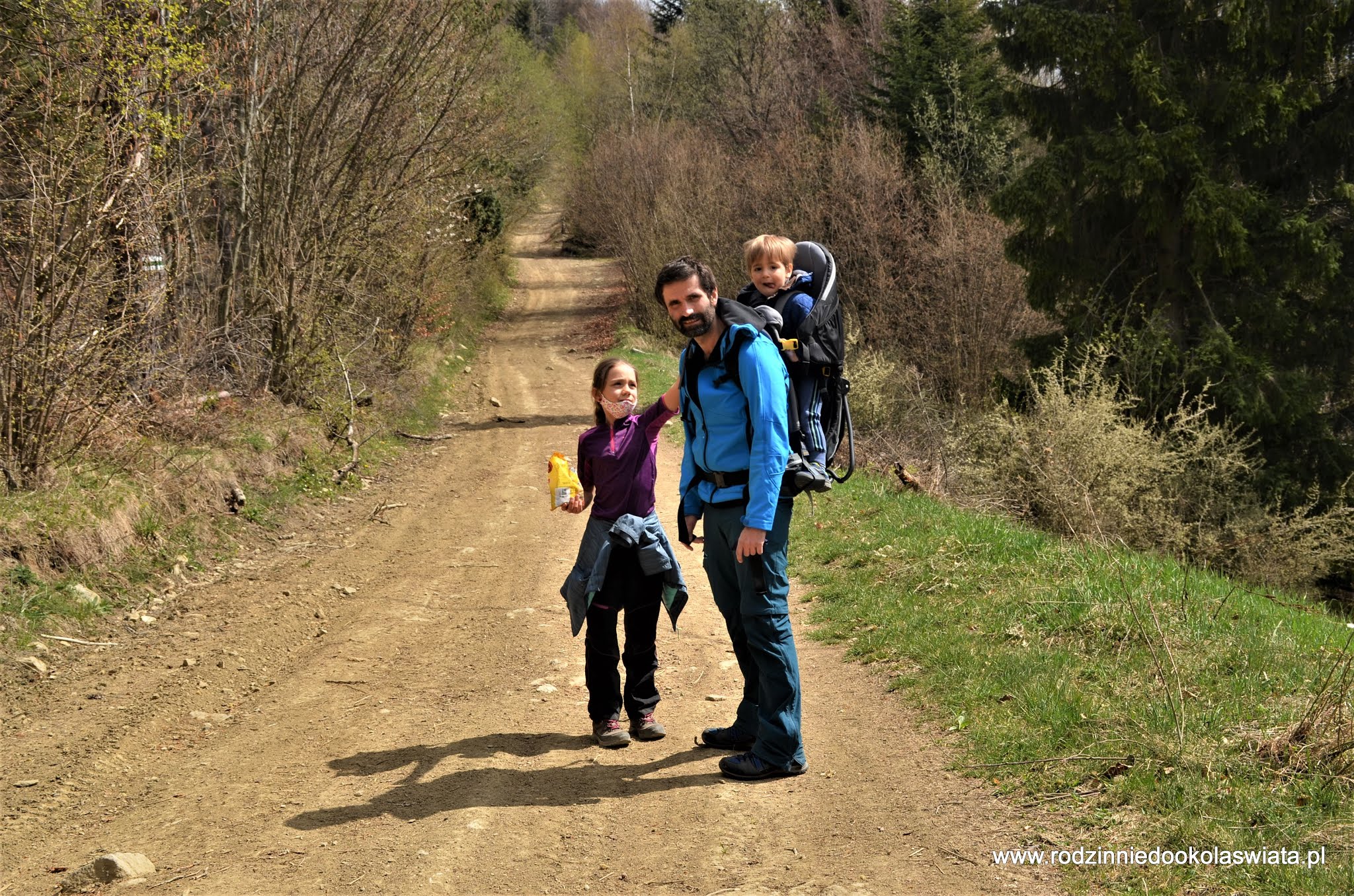 Wieża widokowa na Koziarzu z Tylmanowej Beskid Sądecki z dziećmi