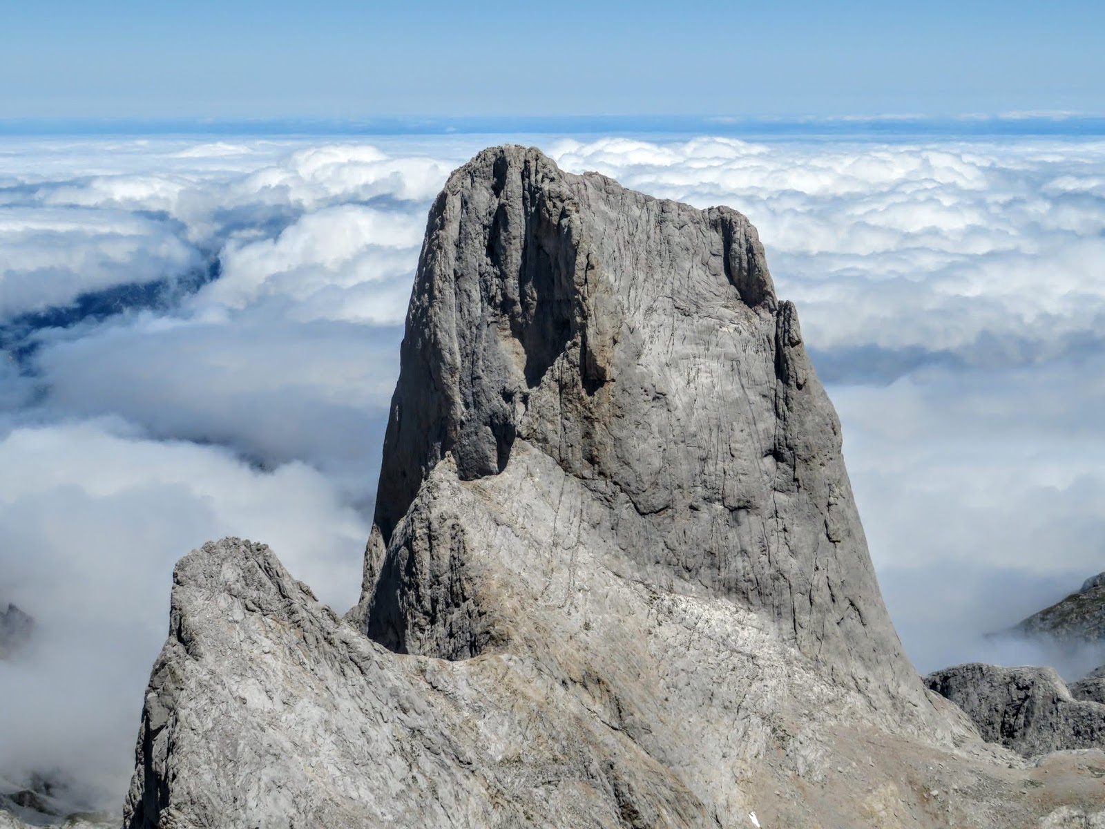 Pisando praos Tiros de la Torca, la Morra, y Cuchallón de Villasobrada