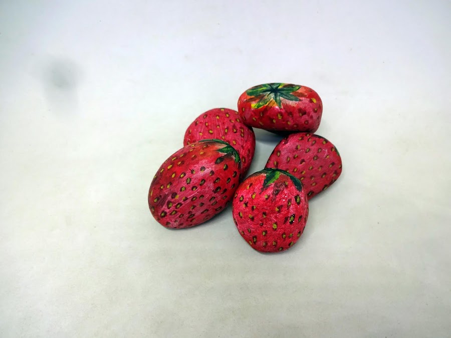 COMO PINTAR PIEDRAS CON FRESAS PASO A PASO