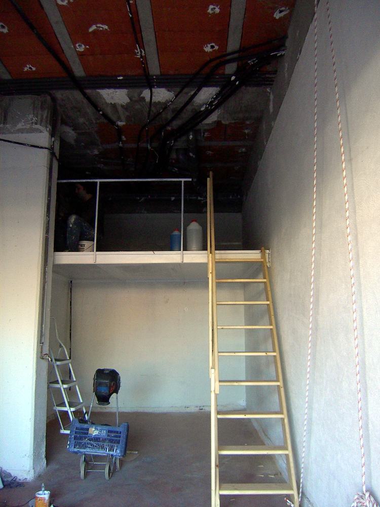 Supermanitas: Altillo para garaje con escalera abatible y quita miedos